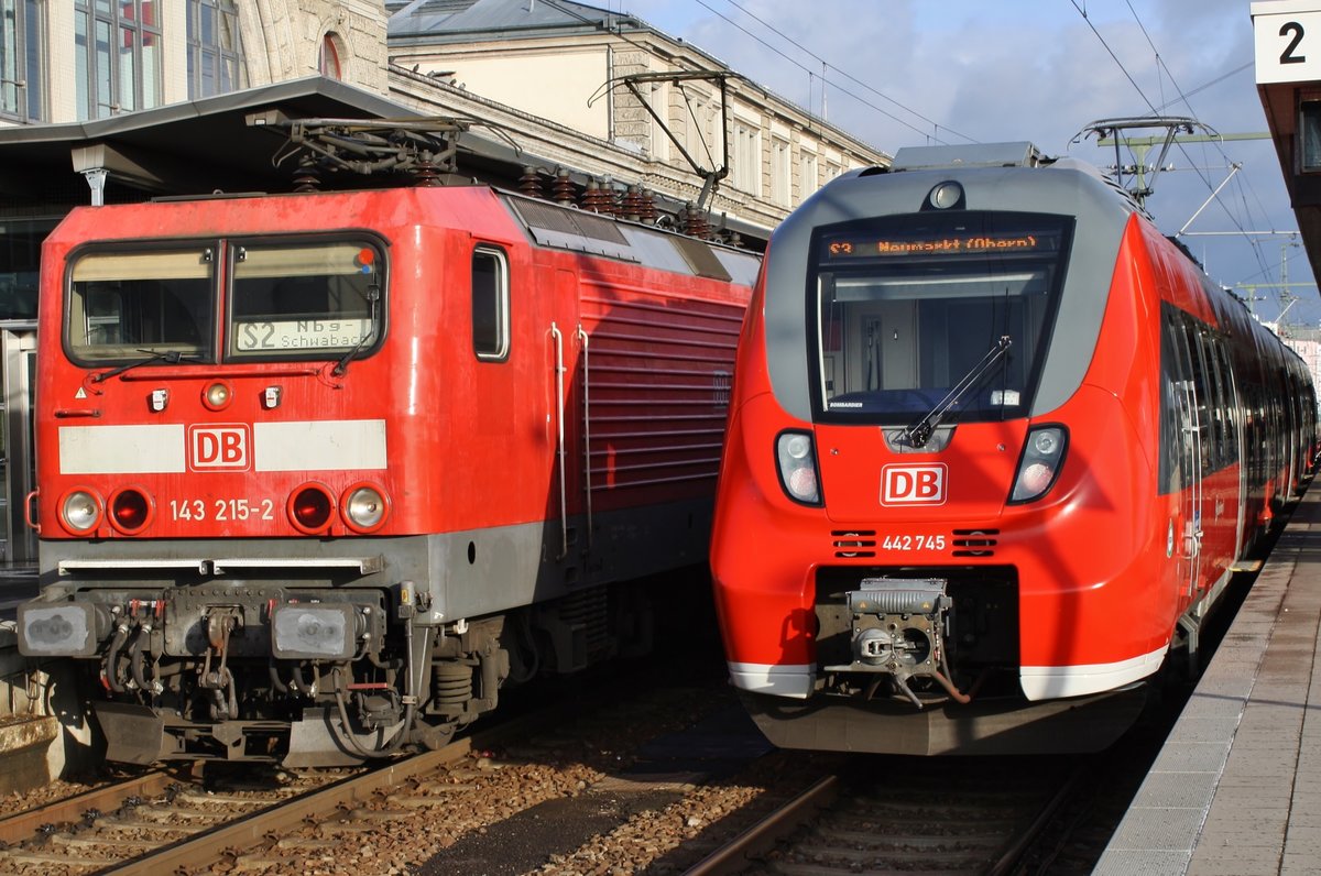 Während 143 215-2 mit der S2 von Feucht nach Schwabach am 28.12.2017 den Nürnberger Hauptbahnhof verlässt, wartet 442 745-6 als S3 von Nürnberg Hauptbahnhof nach Neumarkt(Oberpf) auf Abfahrt.