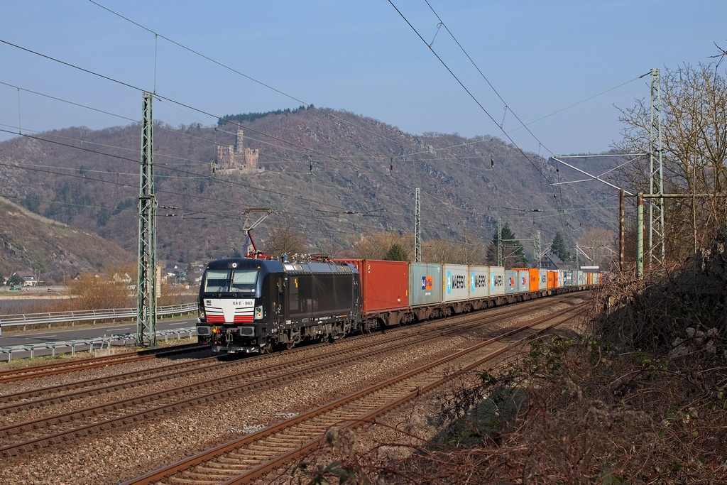 Während 193er mit Containerzügen auf der Nord-Süd-Strecke Alltag sind, trifft man sie im Rheintal eher selten. Am 18.3.2015 beförderte die 193 863 die 3-mal wöchentlich fahrende Leistung nach Bremerhaven durch St. Goar