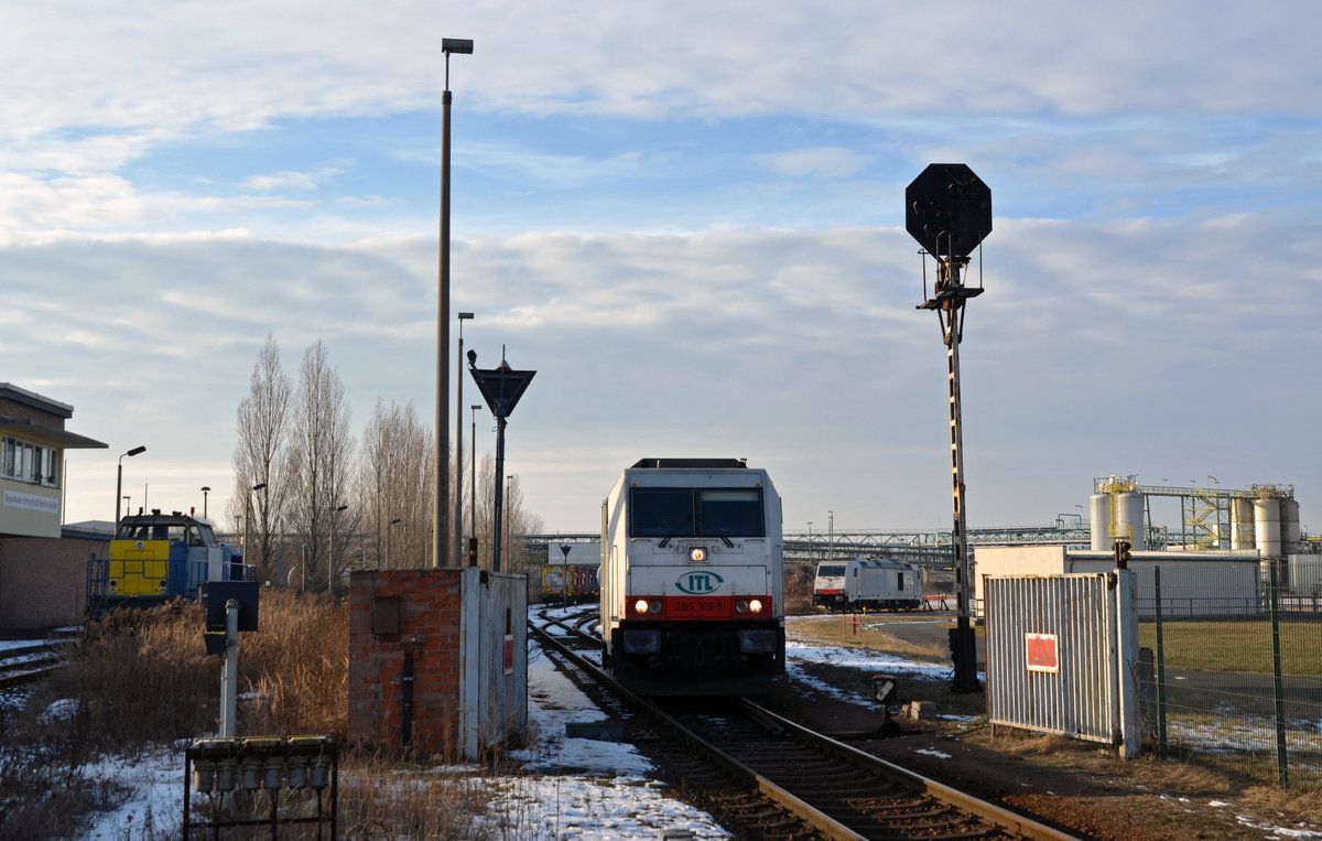 Während 285 109 auf das Gleis vor 285 108 rangiert wartet am 29.01.17 eine MaK im Standort Regiobahn Bitterfeld auf neue Aufgaben. Fotografiert vom geöffneten BÜ Parsevalstraße.