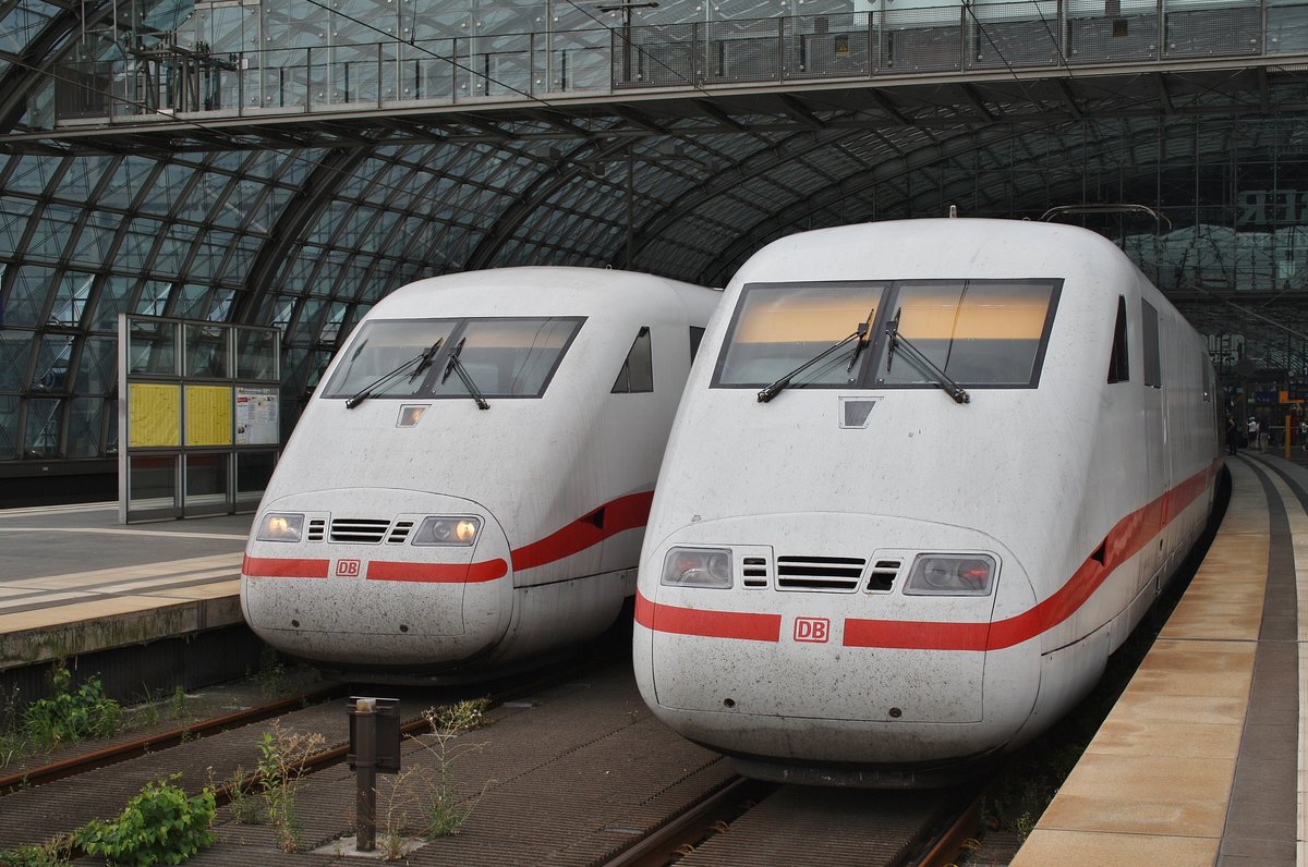 Während 401 077-3  Rendsburg , hier rechts im Bild als ICE373 von Berlin Ostbahnhof nach Interlaken Ost auf Abfahrt wartet schiebt sich 401 055-9  Rosenheim  als ICE874 aus Karlsruhe Hauptbahnhof langsam ins Bild. Berlin Hauptbahnhof, 31.7.2016.