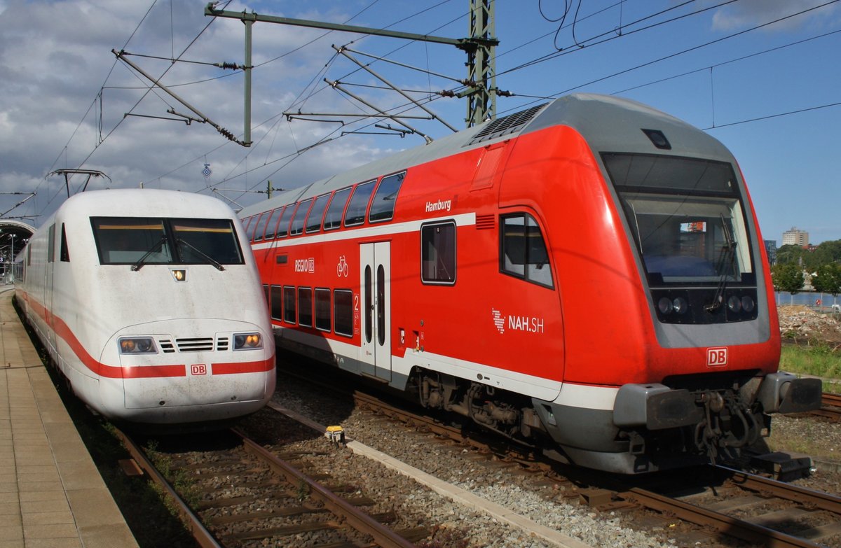 Während 401 584-4  Bruchsal  als ICE273 nach Karlsruhe Hauptbahnhof auf Abfahrt wartet, wird der RE83 (RE21629) von Kiel Hauptbahnhof nach Lübeck Hauptbahnhof von 218 333-3 in Kiel bereitgestellt. (10.8.2016)