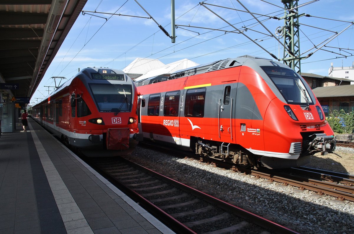 Während 429 526-7 als RE9 (RE13013) von Rostock Hauptbahnhof nach Sassnitz auf Abfahrt wartet, verlässt 442 357-0 als S3 von Warnemünde nach Güstrow den Rostocker Hauptbahnhof. (22.7.2016)