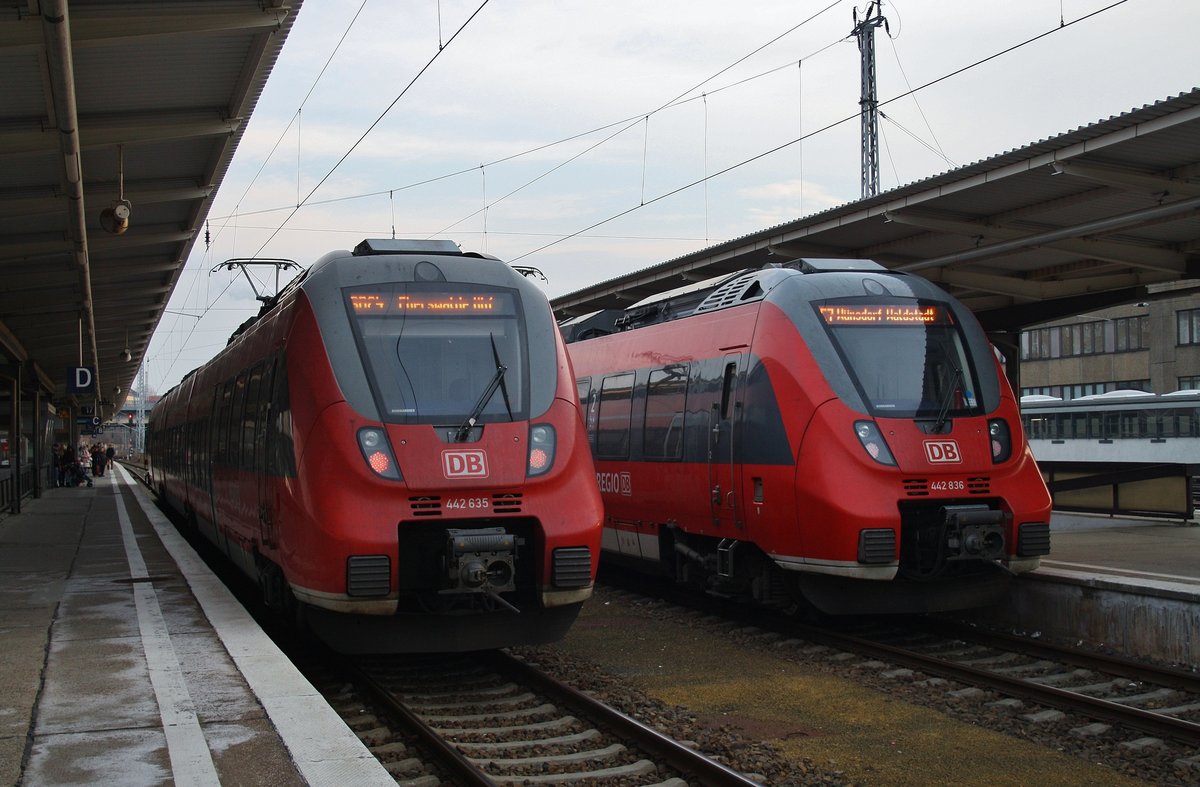 Während 442 836-3 als RE7 (RE92710)  Airport-Express  nach Wünsdorf-Waldstadt auf Abfahrt wartet, erreicht 442 635-9 als RB24 (RB18349) von Senftenberg nach Eberswalde Hauptbahnhof am 11.2.2017 Berlin Lichtenberg.