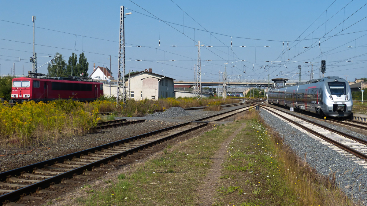 Während der Abellio Talent2 den Bahnhof Nordhausen Richtung Westen verlässt, hat 155 122 links im Grünzeug ihre Ruhe. 19.08.2016
