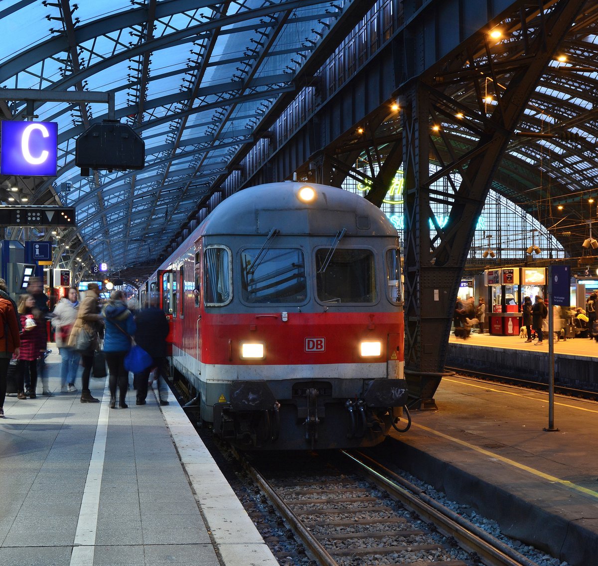 Während alle Leute in die n-Wagen des RE8 Verstärkers nach Kaldenkirchen einsteigen nimmt sich der Fotograf noch einmal die Zeit ein letztes mal den RE8 Verstärker aufzunehmen. Denn am 9.12.16 lief die Zeit der n-Wagen auf dem RE8 ab. Nach mehr als 50Jahren Betrieb verschwinden sie nun aus NRW.

Köln Hbf 09.12.2016