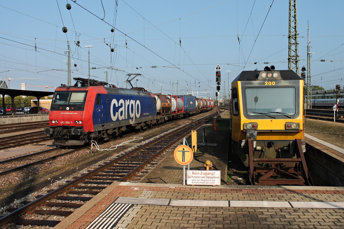Während am 04.10.2014 der niederländische Schienenprüfzug 200 in Basel Bad Bf abgestellt ist, fuhr Re 482 000-7  Köln  mit einem Containerzug gen Muttenz durch.