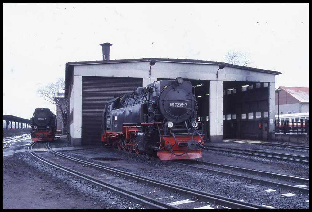 Während am 10.1.1999 die 997235 angeheizt vor dem Lokschuppen in Wernigerode stand, befand sich 997240 kalt daneben im Außengleis.