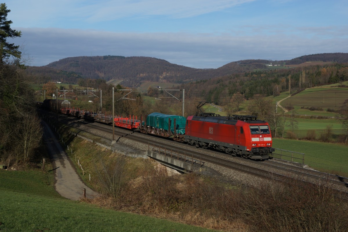 Während an der Bözberg-Südrampe noch der Nebel vorgeherrscht hatte, lag die Nordrampe bereits in der Sonne. Auf dem Bild zu sehen ist 185 129-4 mit einem Güterzug bei Zeihen (07.12.2013)