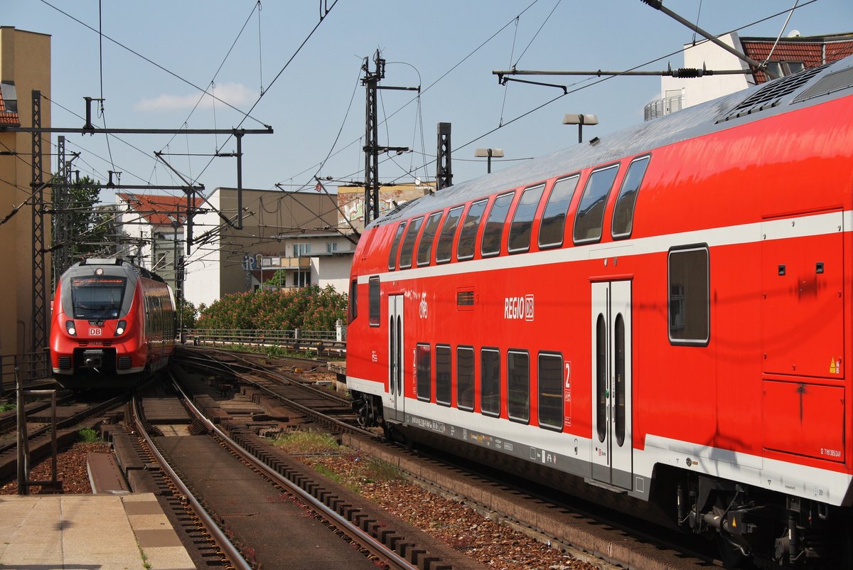 Während auf Gleis 3 der RE1 (RE18122) von Frankfurt(Oder) nach Magdeburg Hauptbahnhof Ausfahrt hat, erreicht auf Gleis 1 442 836-3 als RB14 (RB18923)  Airport-Express  von Nauen nach Berlin Schönefeld Flughafen den Bahnhof Berlin Friedrichstraße. (13.5.2016) 