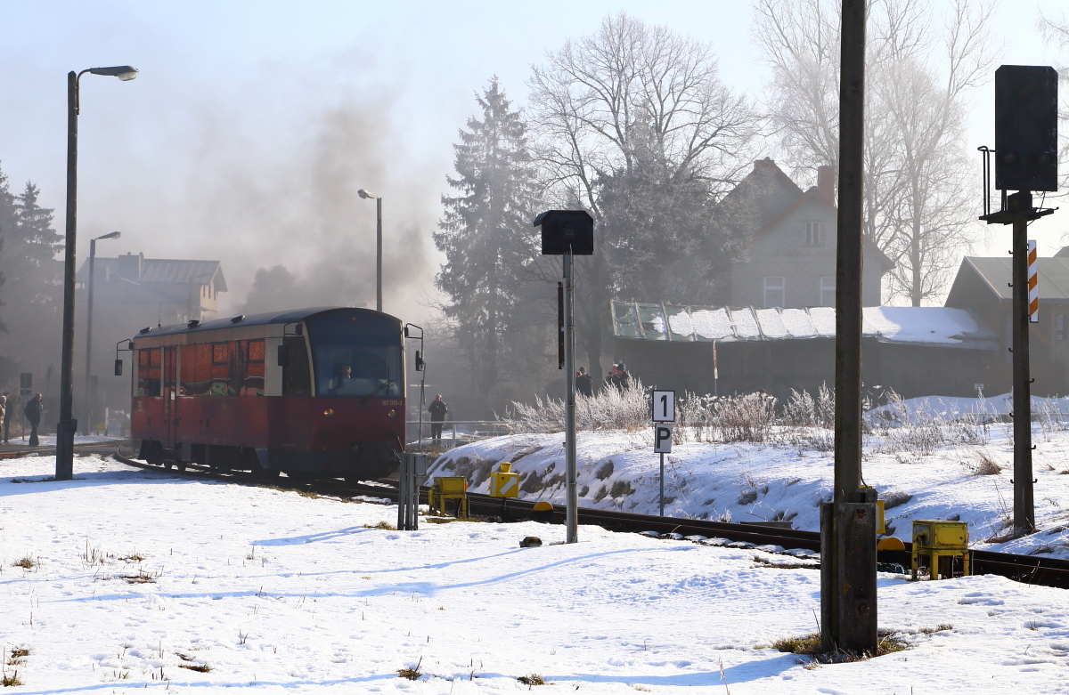 Während Dampflok 99 6001 sich am 15.02.2015 im Stieger Bahnhof gerade als  Nebelmaschine  betätigt, verläßt Triebwagen 187 015 denselben für eine Rangierfahrt.
