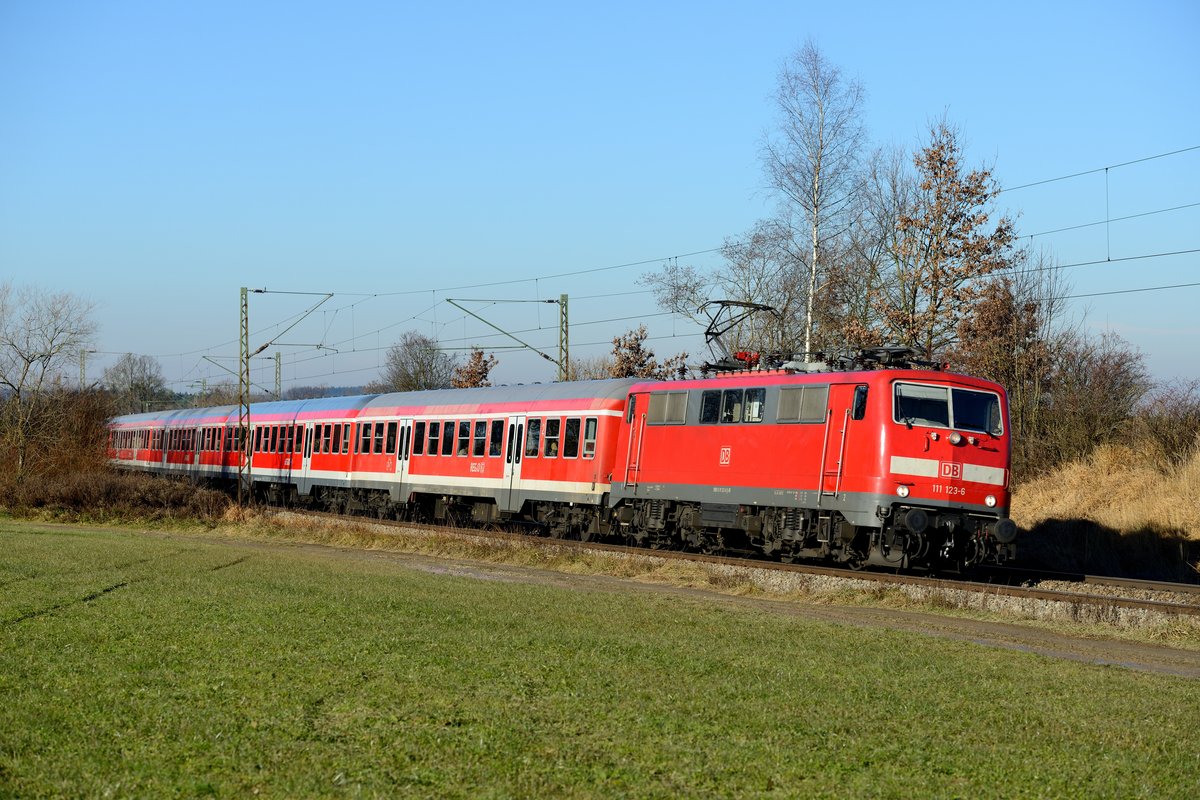 Während die DB Regio Doppelstockgarnituren schon komplett von der KBS 950 verschwunden sind, haben die n-Wagen noch eine gewisse Gnadenfrist im Meridian-Ersatzverkehr bekommen. Nun tragen sie aber einen Aufkleber, der auf diesen Einsatz für Veolia hinweist, gleiches gilt für die eingesetzten 111-er. Deswegen ist dieses Bild des RE 79017 mit der 111 123 bei Weichling, aufgenommen am 14. Dezember 2013, bereits historisch.