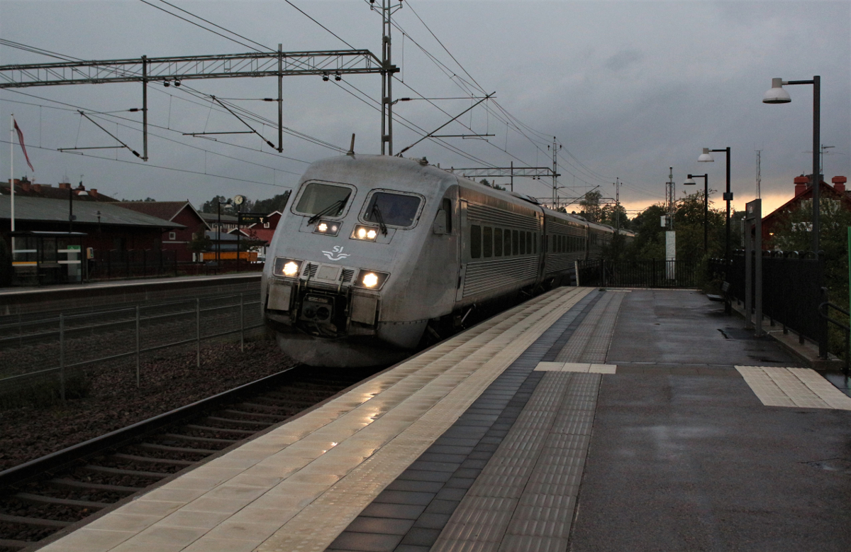 Während eines düsteren Nachmittags des 10.09.2018 durcheilt Snabbtåg 438 nach Stockholm den Bahnhof Gnesta.