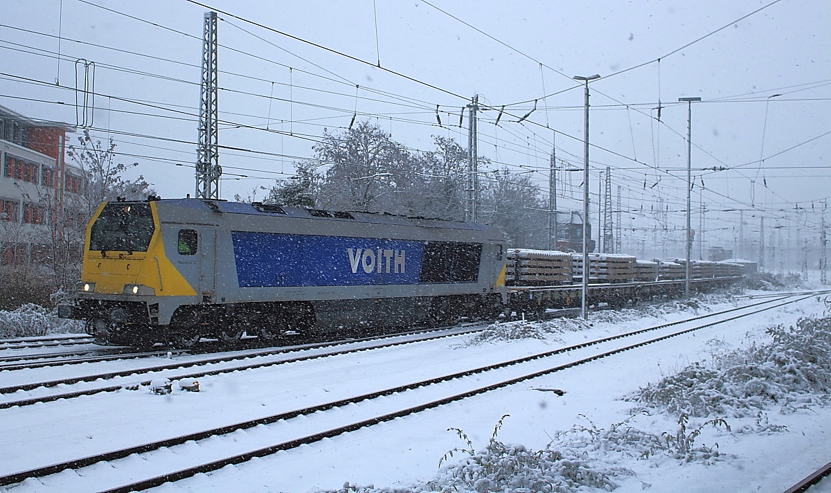 Während eines heftigen Schneeschauers durchfährt eine Voith Maxima am 09.12.2017 den Neusser Hauptbahnhof
