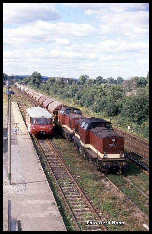 Während Ferkeltaxe 171024 im Bahnhof Haldensleben auf Fahrgäste nach Wefensleben wartet, rollt am 16.9.1990 um 14.00 Uhr ein langer Güterzug mit 112832 und 112490 in Richtung Magdeburg vorbei.