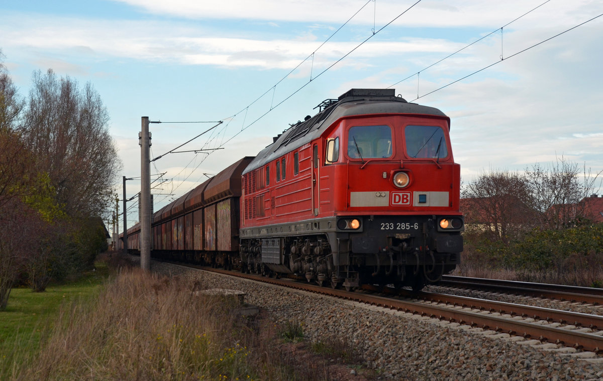 Während der Heizperiode verkehrt zwischen Profen und Dessau ein Kohlezug mit Ludmilla. In Dessau wird dabei das Heizkraftwerk mit Kohle versorgt. Am 20.11.16 schleppte 233 285 den Leerzug nach Profen durch Greppin.