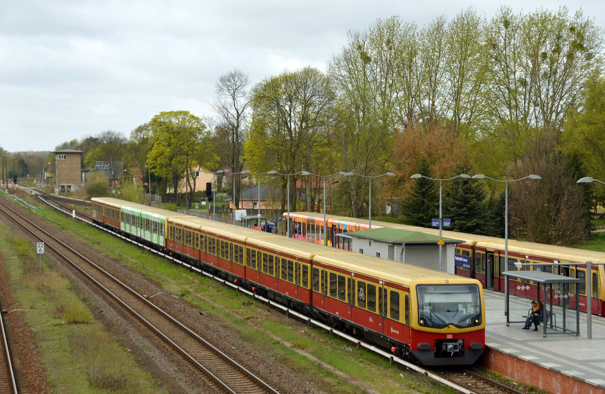Während im Hintergrund eine S-Bahn auf die Abfahrt Richtung Berlin wartet erreicht eine S-Bahn am 08.04.17 den S-Bahnhof Fredersdorf. Wegen Bauarbeiten in Strausberg endeten an diesem Tag alle S-Bahnen hier.