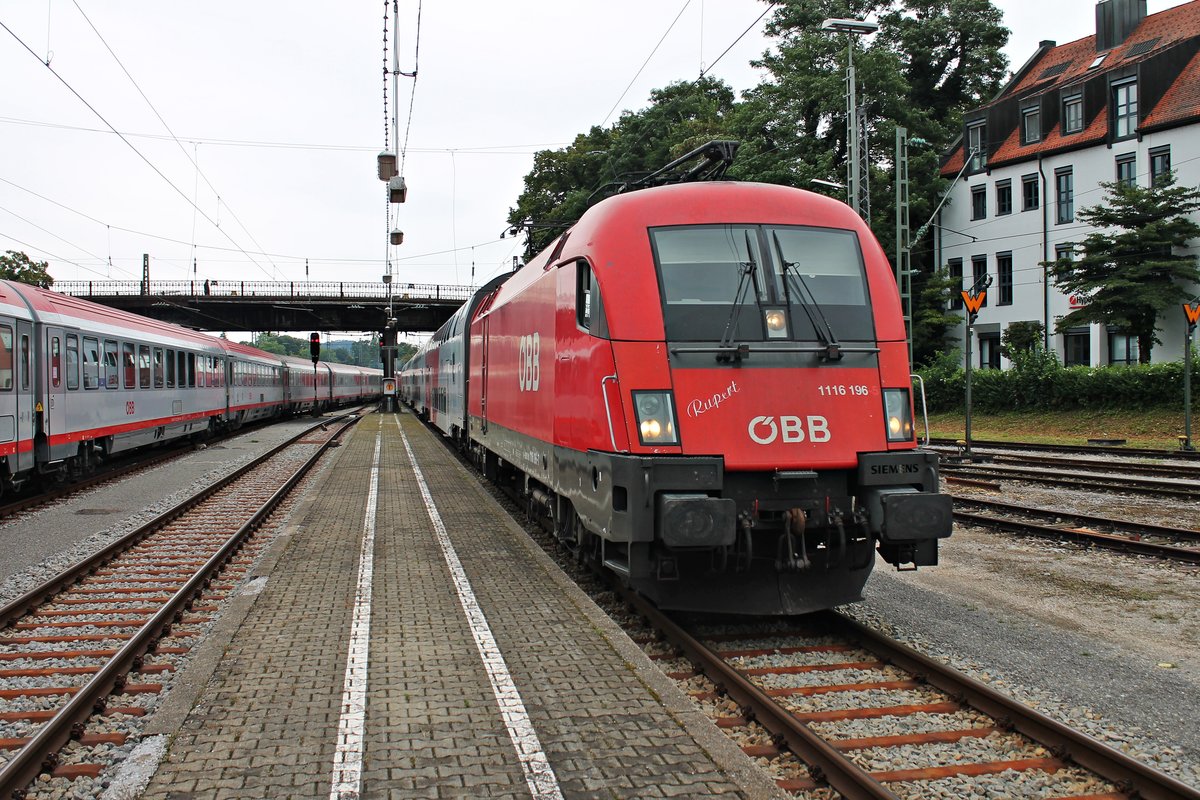 Während links der IC 118 nach Münster ausfuhr, fuhr am 12.08.2016 die 1116 196  Rupert  mit ihrem REX aus Bregenz in den Endbahnhof Lindau Hbf ein.