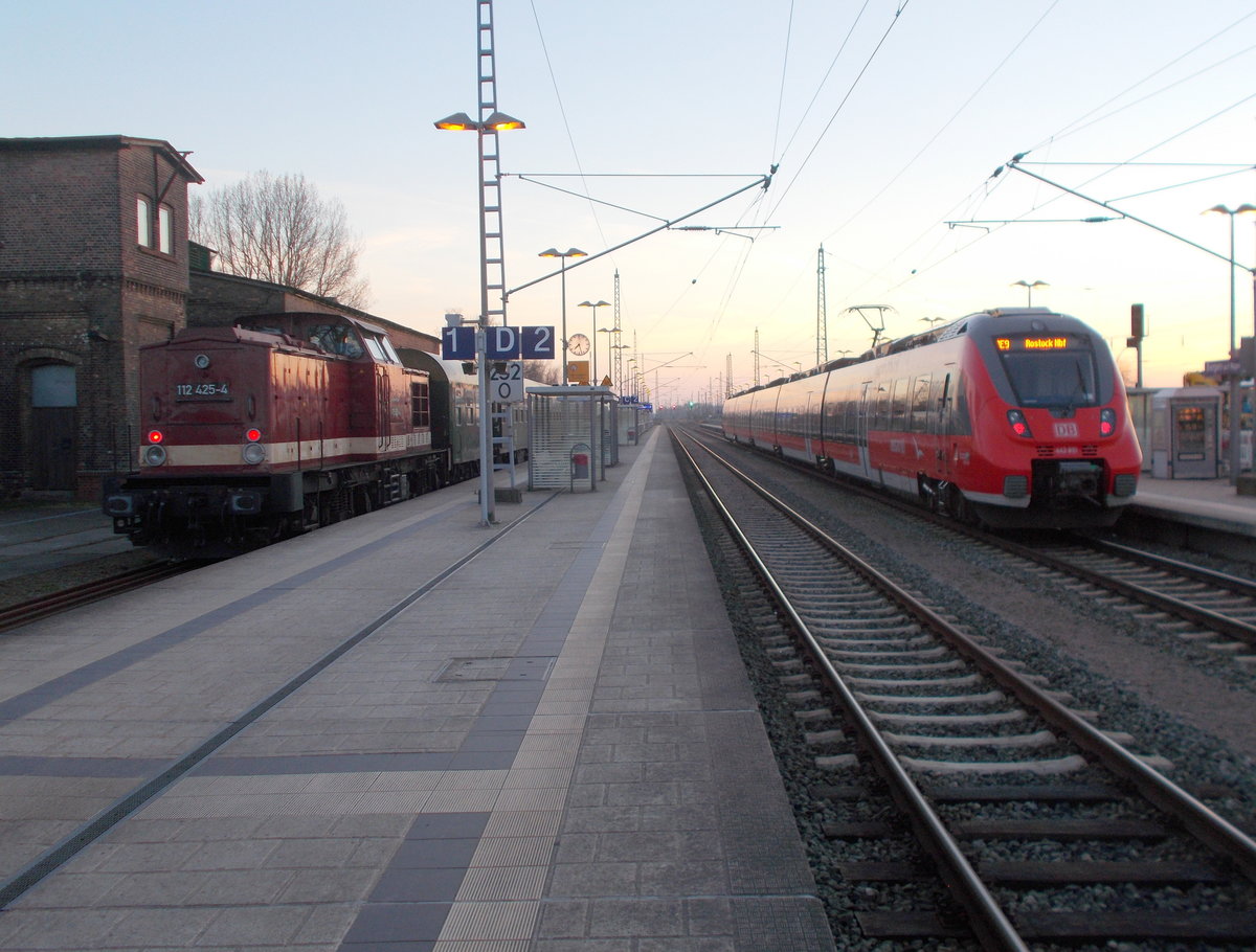 Während der moderne 442 851,von Sassnitz-Rostock,am Bahnsteig in Bergen/Rügen hielt, sorgte die MTEG 112 425 für DR Nostalgie,am 27.März 2017,auf der Strecke nach Lauterbach Mole.112 425 ist zusammen mit der PRESS 112 565 im Einsatz für den PRESS VT650 032.