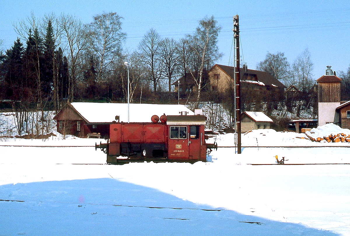 Während einer Rangierpause sonnt sich 323 640-3 im Februar 1983 im Bahnhof Bad Wurzach