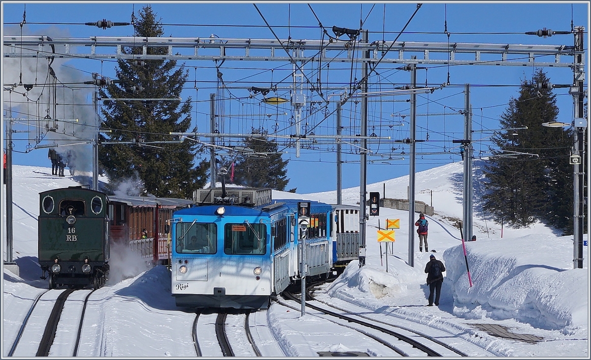 Während die RB H 2/3 N° 16 Richtung Rigi Kulm dampf, erreicht der BDeh 4/4 N° 15 den Bahnhof Rigi Staffel.
24. Feb. 2018