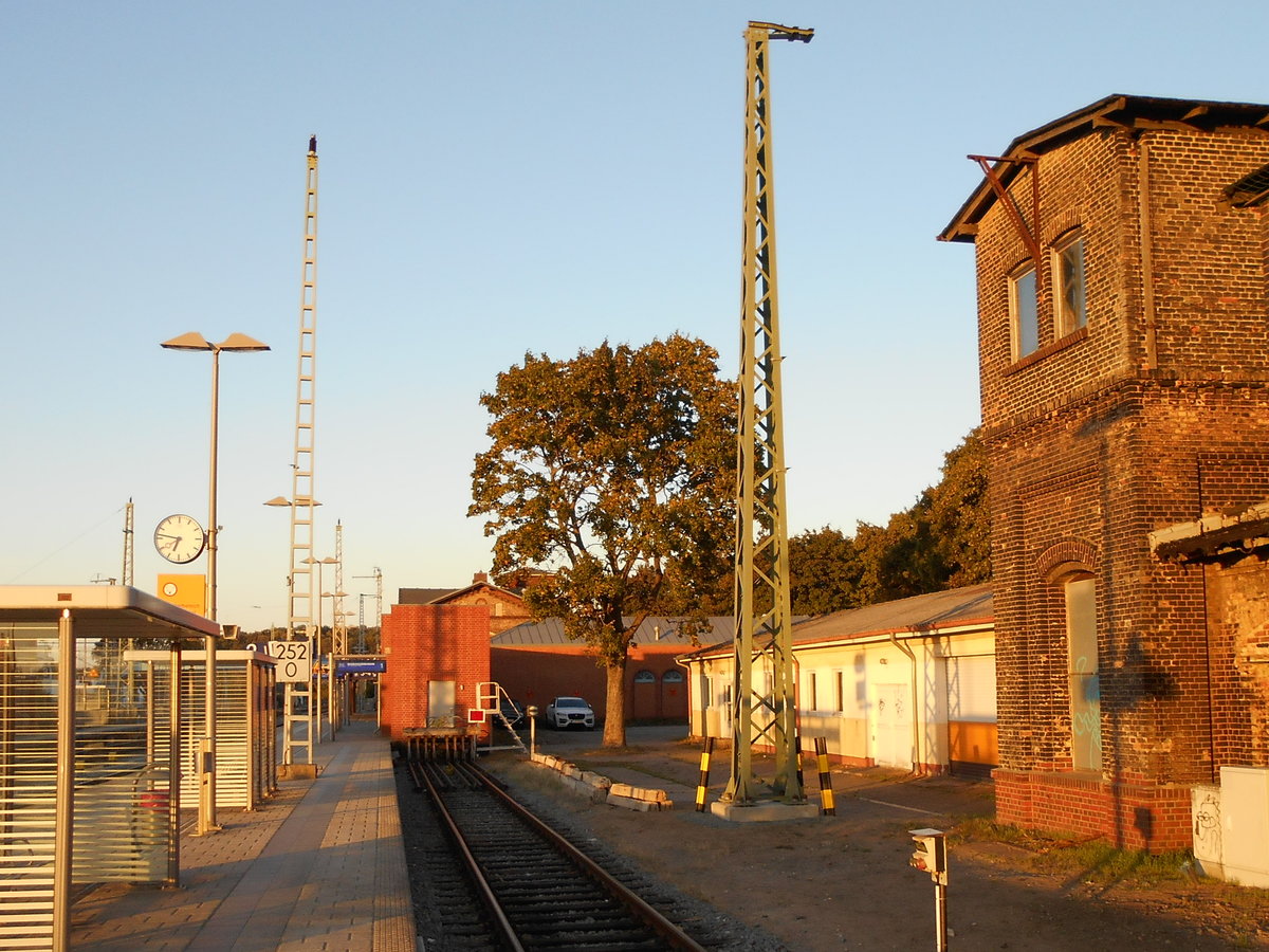 Während der sechswöchigen Einstellung des Zugverkehrs auf Rügen(außer der Strecke Bergen-Lauterbach Mole)wird auf dem Bahnhof Bergen komplett die Fahrleitung gewechselt,gleichzeitig werden auch neue Fahrleitungsmasten gesetzt.
So wurde neben dem PRESS Bahnsteig in Bergen/Rügen ein neuer Fahrleitungsmast aufgestellt.Die Strecke nach Lauterbach Mole bleibt weiter nicht elektrifiziert.Aufnahme vom 18.September 2018.