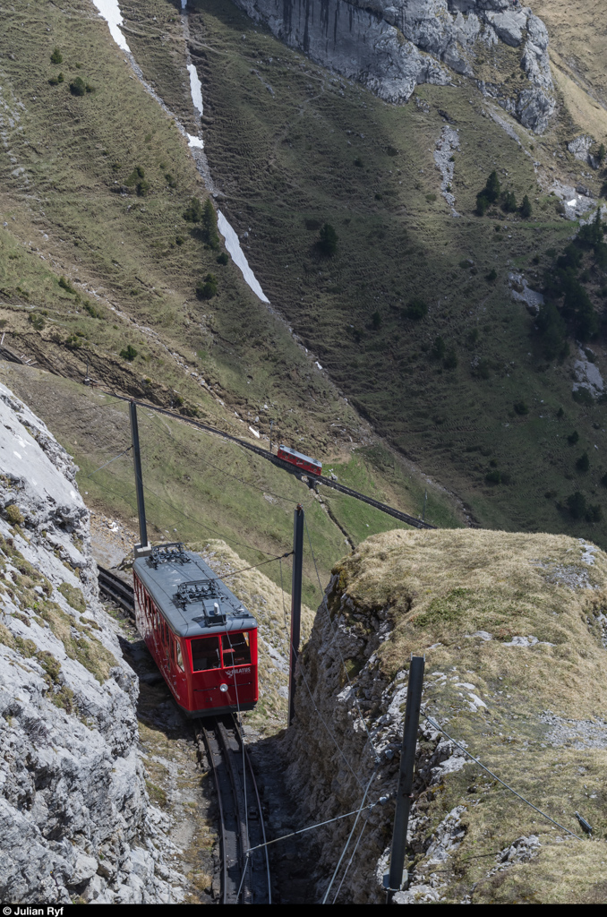 Während sich der Bhe 1/2 23 gerade am Anfang der Eselwand befindet, hat der Triebwagen 25 diese bereits passiert und fährt weiter unten auf die Alp Matt zu. Aufgenommen am 10. Mai 2015