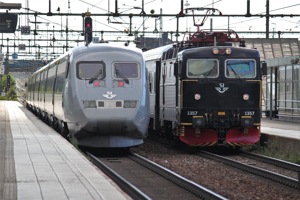 Während Snabbtåg 441 nach Göteborg (links) den Bahnhof Hallsberg ohne Halt durchfährt, macht sich auf dem Nachbargleis RE10140 auf den Weg nach Stockholm. Aufnahmedatum: 14.07.2017  