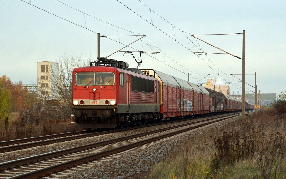 Während der Sperrung des Hallenser Hbf wurde ein Teil des sonst über Köthen verkehrenden Güterverkehrs über Dessau und Bitterfeld umgeleitet. Am Morgen des 22.11.16 rollt MEG 705(155 196) mit einem Autozug durch Greppin Richtung Bitterfeld.