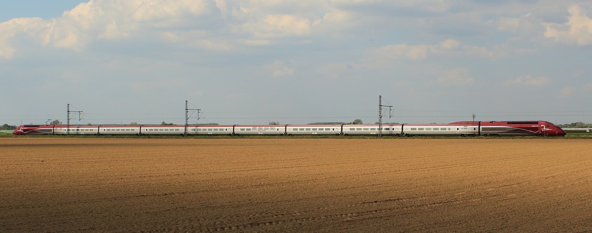 Während der Streckensperrung zwischen Aachen und Köln verkehrten einige THALYS ohne Halt zwischen Aachen und Düsseldorf über Neuss, hier THALYS 9437 am 20.04.2014 bei Büttgen