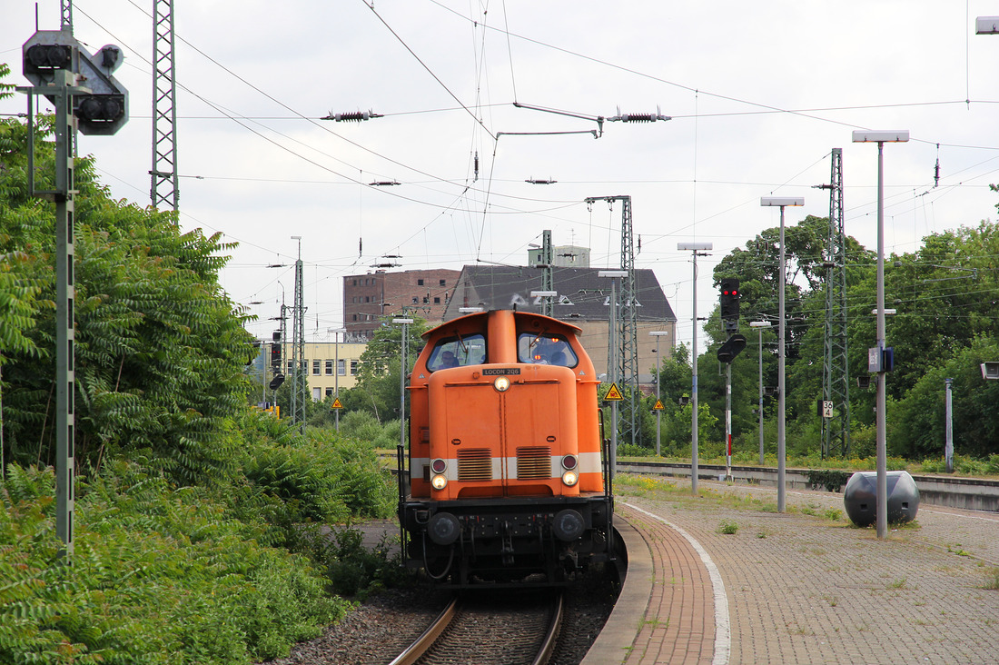 Während der Wartezeit auf den RE 6 kam u.a. Locon 206 (212 095) durch den Neusser Hauptbahnhof gefahren.
Aufnahmedatum: 16. Juni 2017