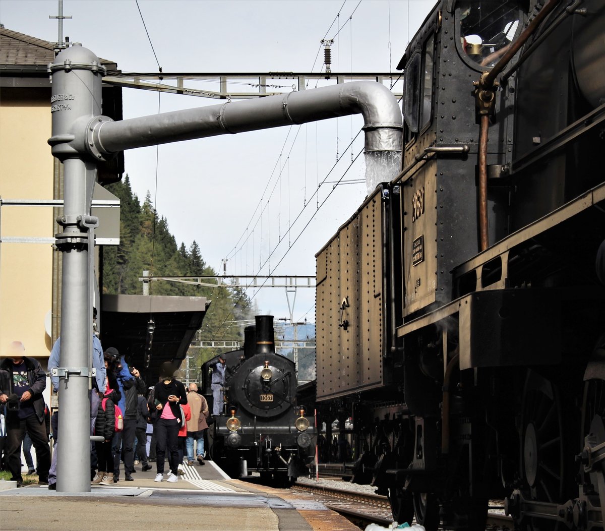 Währenddem die Sulgener C 5/6 Nr. 2969 im Bahnhof Göschenen literweise am Wasserfassen ist, schaut im Hintergrund die B 3/4 Nr. 1367 etwas  betrübt  zu den beiden Elefanten hinüber, da die Lok etwas im  Schatten  der Elefanten stand. 
Samstag, 21. Oktober 2017 	