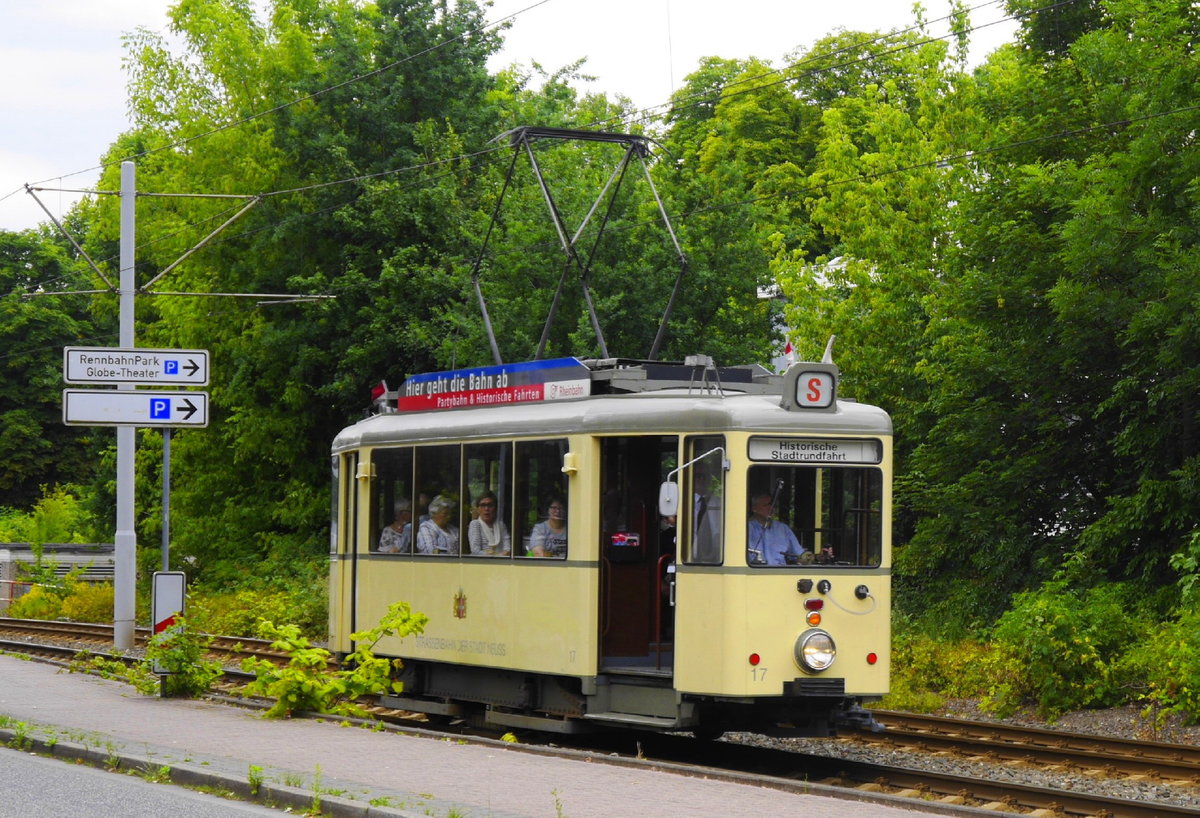 Wagen 17 der ehemaligen Straßenbahn der Stadt Neuss, jetzt im Museumsbestand der Düsseldorfer Rheinbahn, hat seine Fahrt von der Neusser Stadthalle zum Schloss Benrath im Düsseldorfer Süden eben erst begonnen. (Neuss, Stresemannallee, 18.6.17).