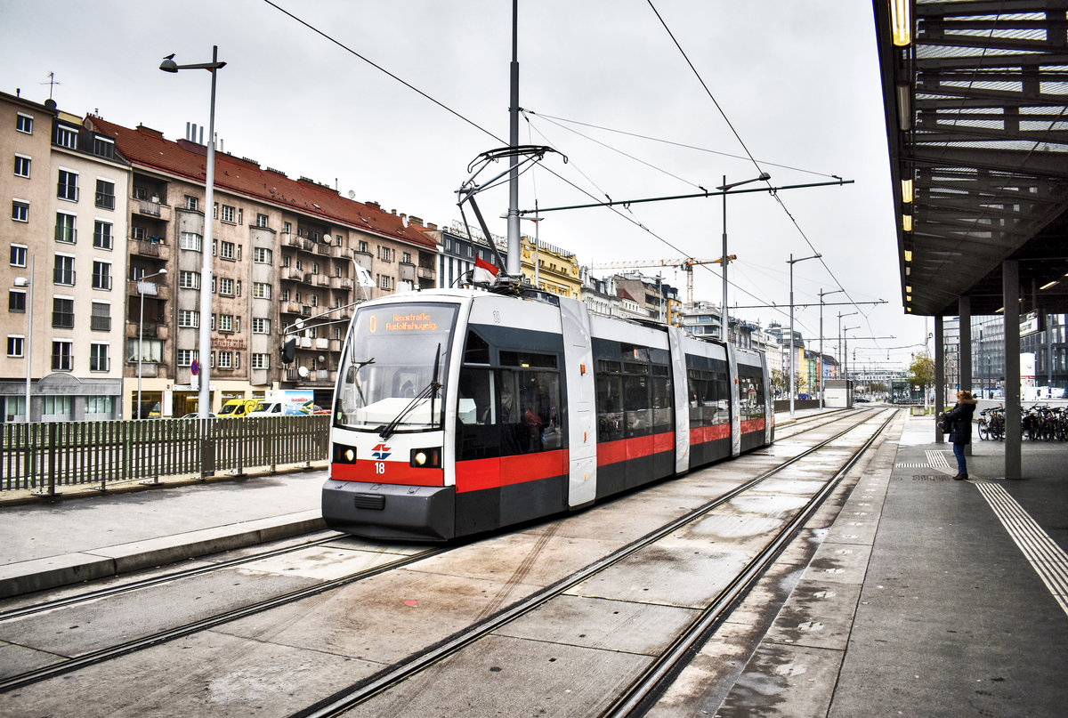 Wagen 18, der Wiener Linien, fährt als Linie O (Wien Praterstern Bf - Wien Raxstraße/Rudolfshügelgasse), in die Haltestelle Wien Hbf (Steig E) ein.
Aufgenommen am 23.11.2018.