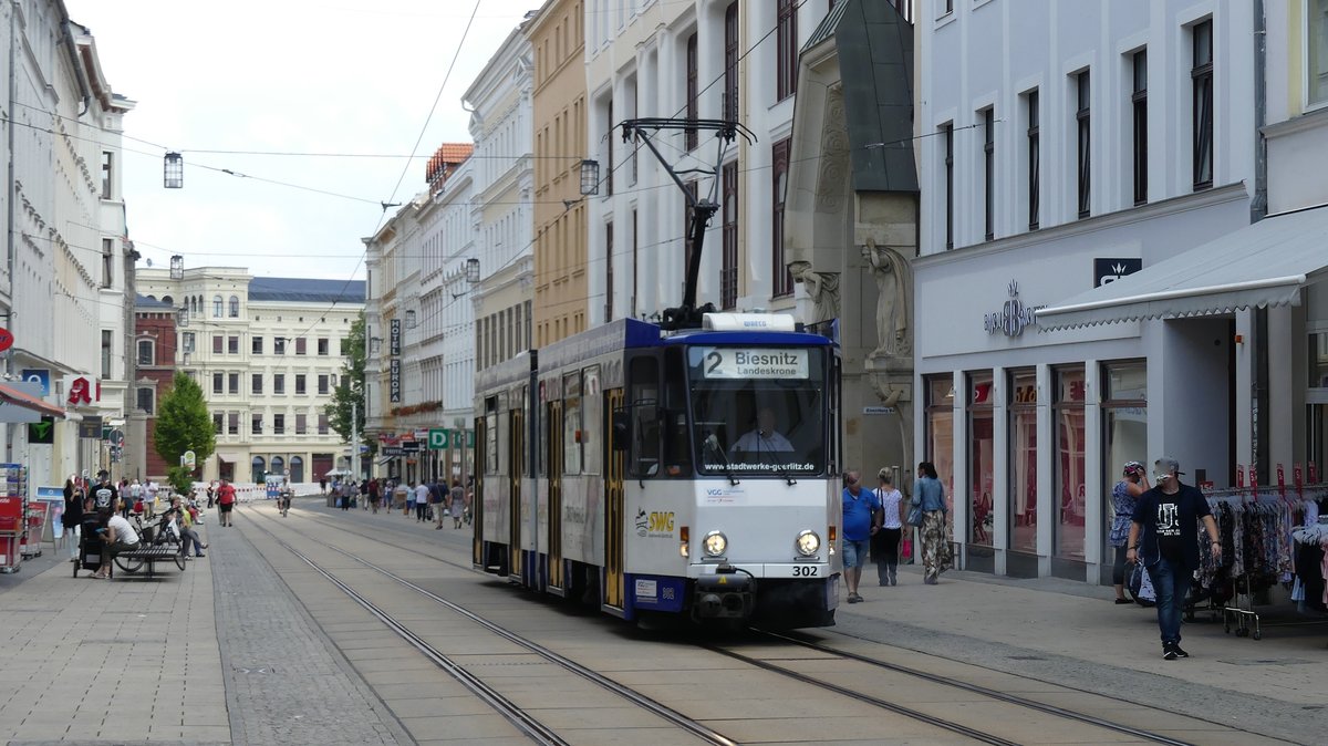 Wagen 302 der Görlitzer Straßenbahn auf der Berliner Straße. Er ist auf dem Weg nach Biesnitz/Landeskrone und verkehrt baustellenbedingt auf dem Gegengleis. Aufgenommen am 14.7.2018 13:19