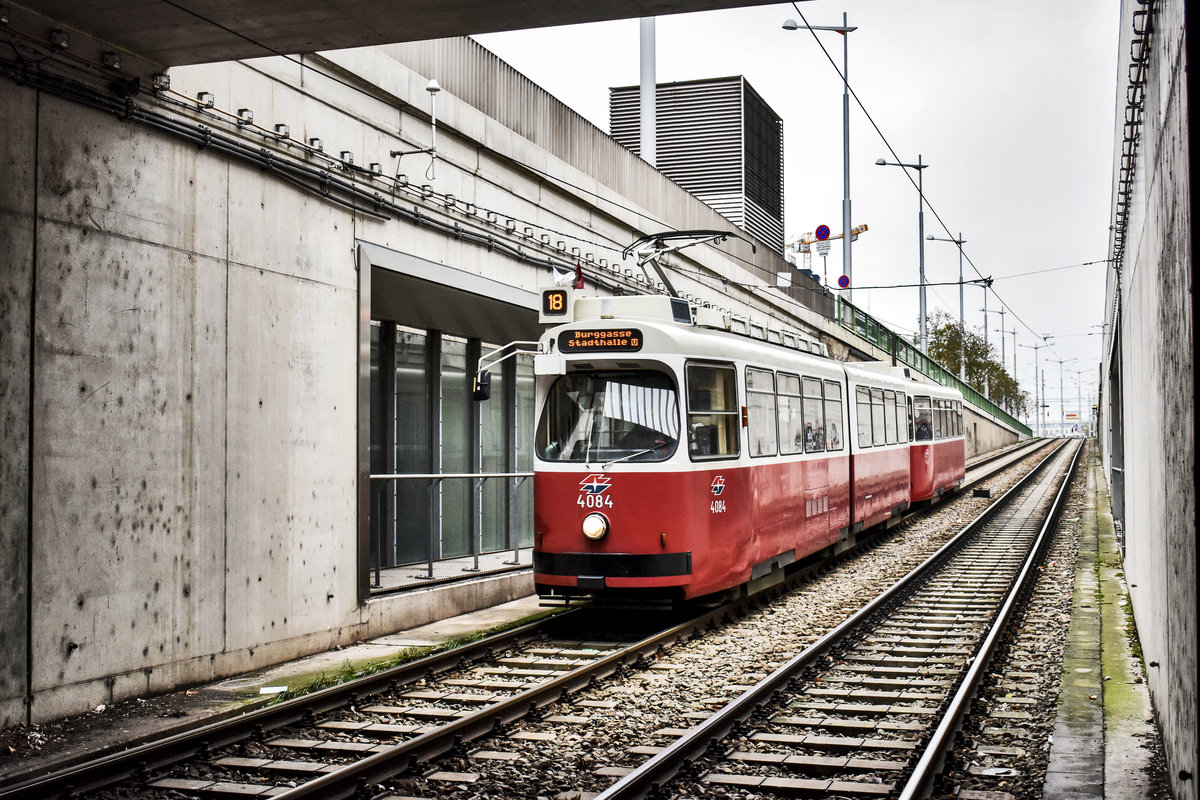 Wagen 4084 und 1484, der Wiener Linien, fährt als Linie 18 (Wien Schlachthausgasse - Wien Burggasse-Stadthalle), in die Haltestelle Wien Hbf/Südtiroler Pl. (Steig H) ein.
Aufgenommen am 23.11.2018.