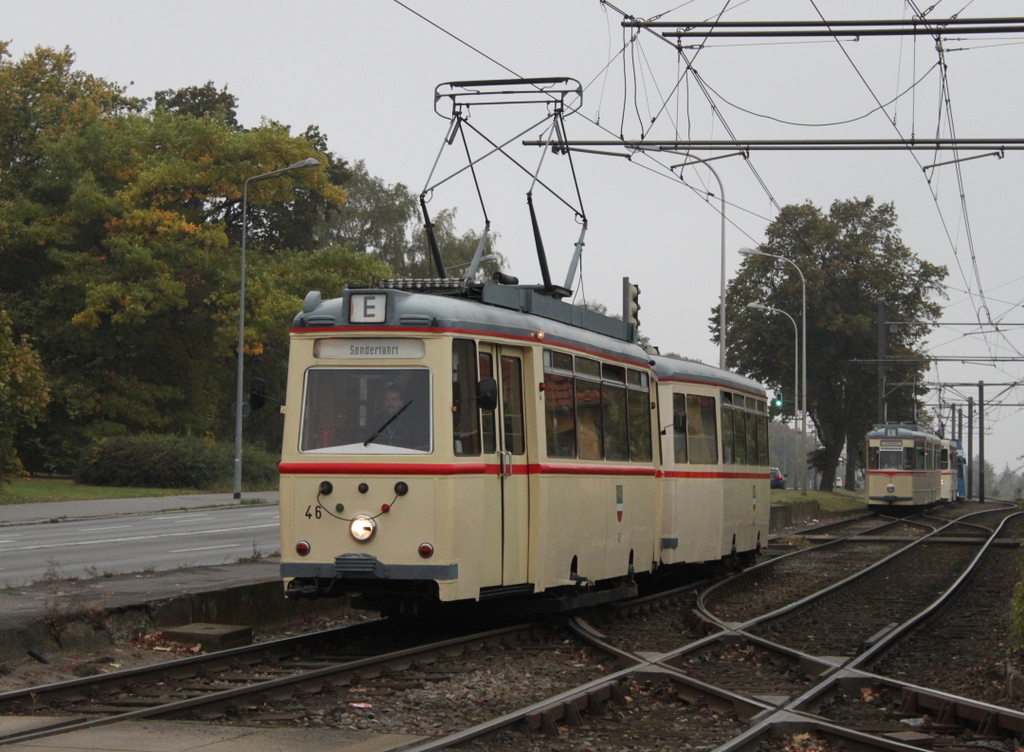 Wagen 46+156 in Höhe der Haltestelle Rostock-Kunsthalle gefolgt von Gelenktriebwagen des Typs G4.(Wagen1) und Tatra T6A2.16.10.2016