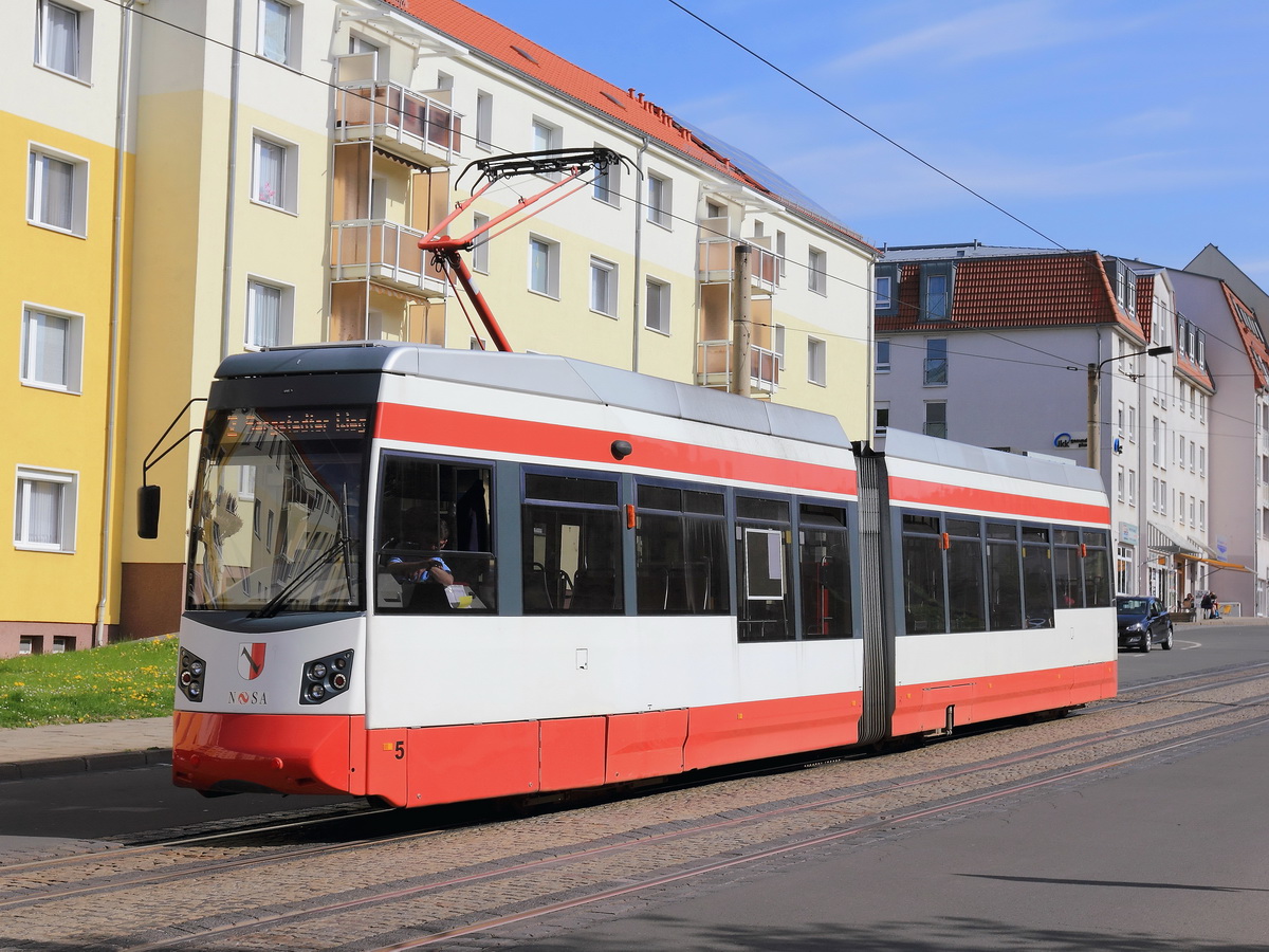 Wagen 5 der Halberstädter Straßenbahn am 22. April 2016 kurz vor der Haltestelle  Hoher Weg. 
