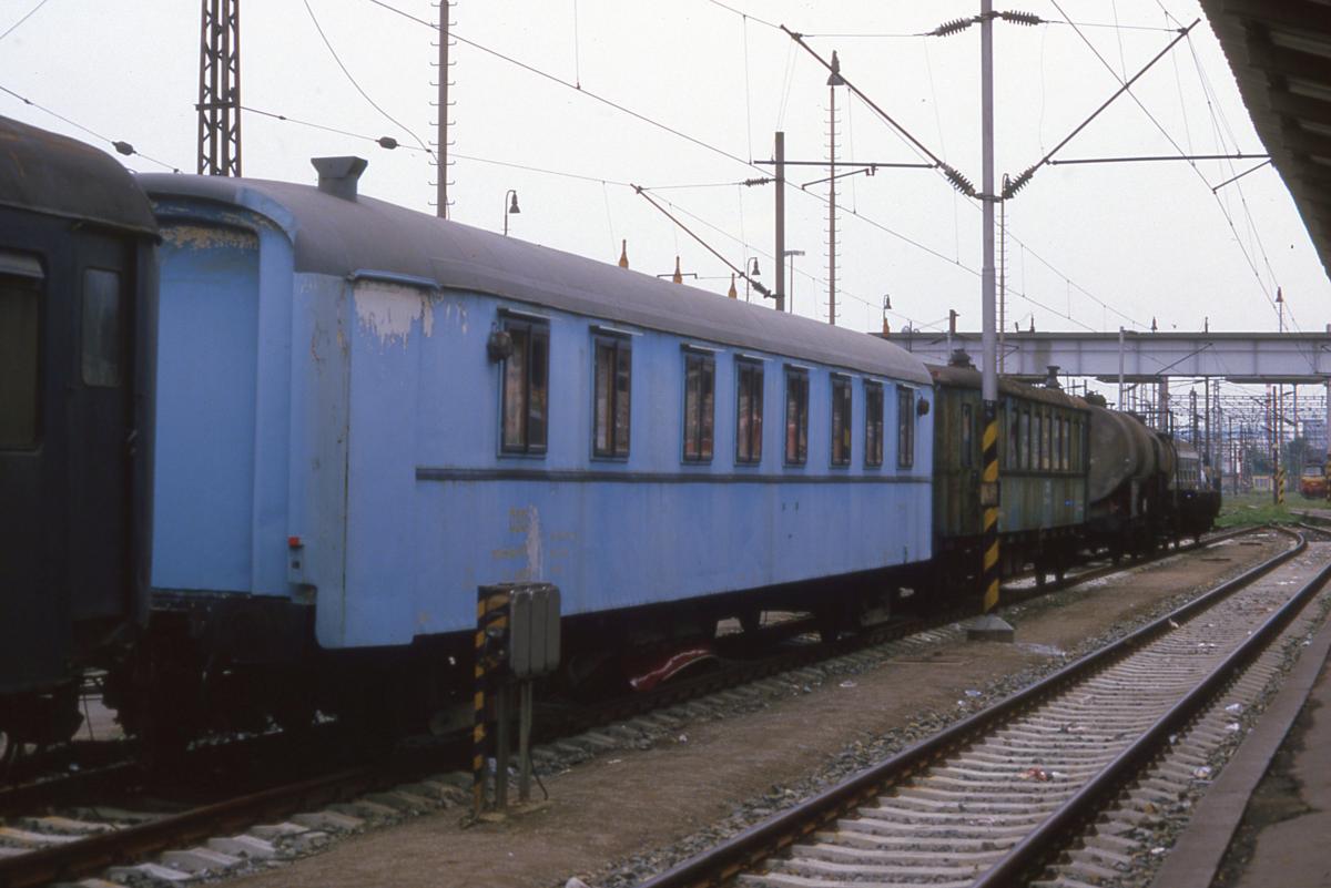 Wagen aus Länderbahnzeiten stehen hier als Bauzugwagen genutzt am 20.6.1988 
im Bahnhof Plzen Gottwaldovo.