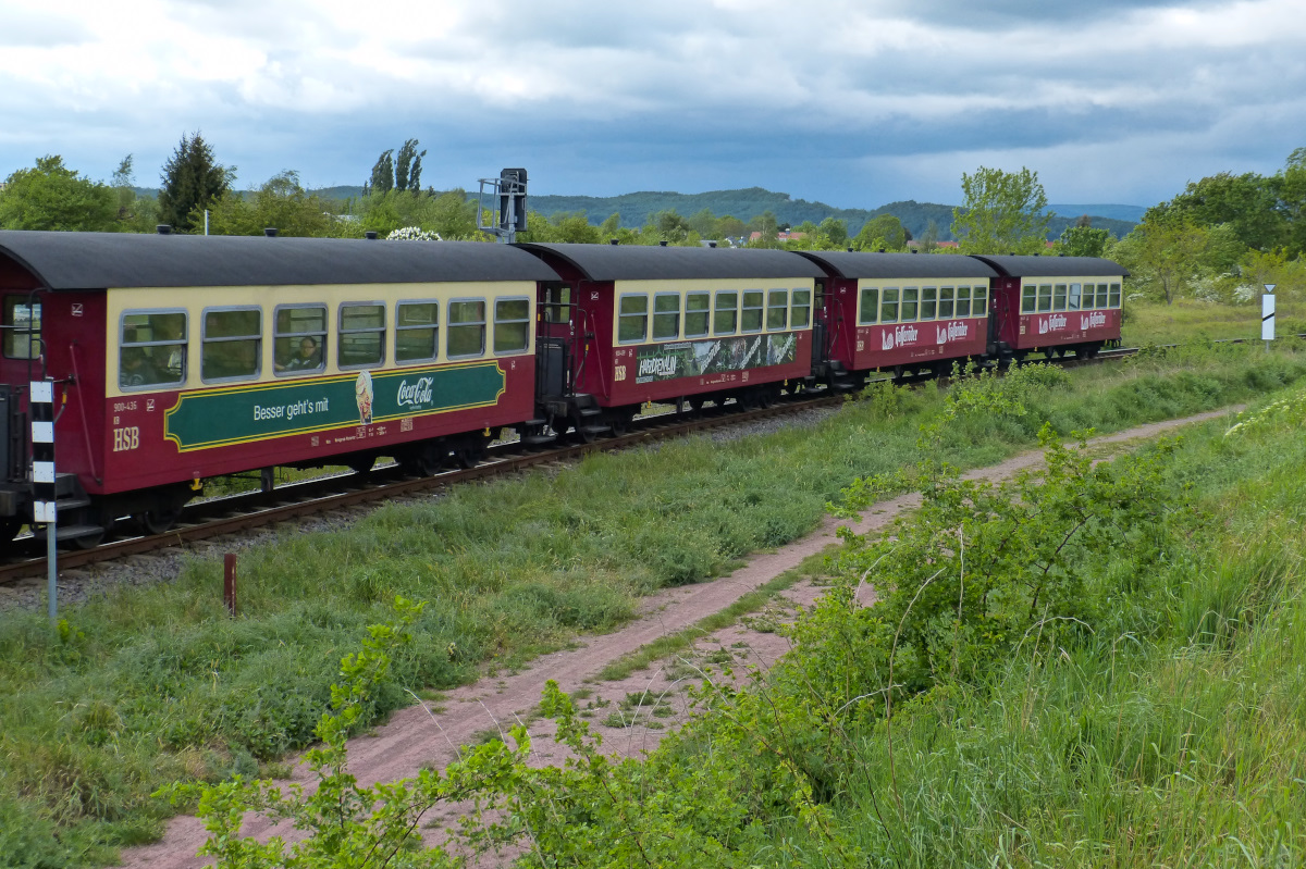 Wagen des Brockenzuges bei der Rückfahrt nach Nordhausen im Stadtgebiet Nordhausen 15.05.2016