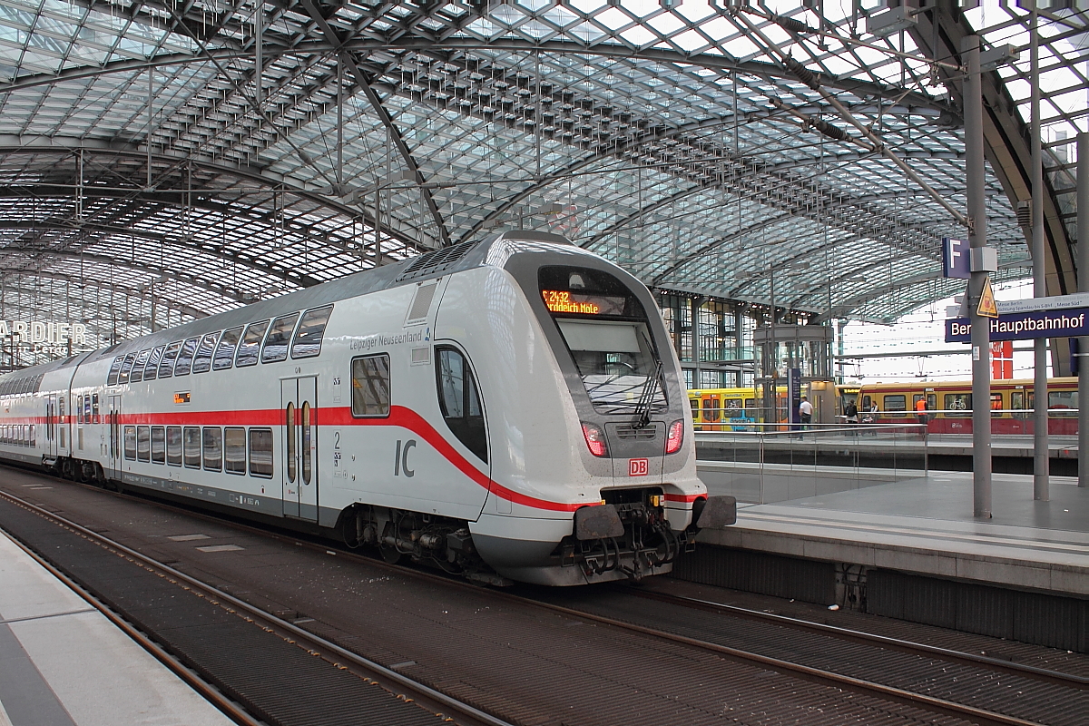 Wagenreihung des IC 2.
Am Zugschluss der Steuerwagen der Bauart DBpbzfa 668.2 (50 80 86-81 871-5 D-DB), so gesehen beim IC 2432 Berlin Hauptbahnhof am 18.08.2016.
