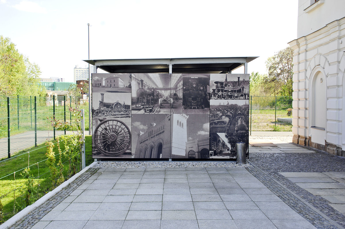 Wand mit historischen Fotos am Bayerischen Bahnhof in Leipzig. Aufnahme: 30. April 2017.