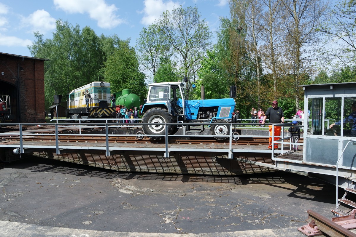 Wann sieht man schon mal einen Trecker auf der Drehscheibe. Zweiwege ZT300 am 17.05.2015 bei den 23.Eisenbahntagen im Eisenbahnmuseum Schwarzenberg.