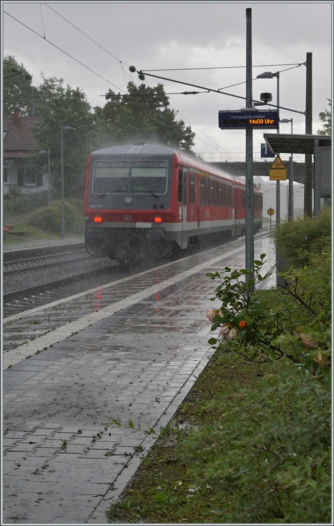Waren früher die VT 628 hier oft zu sehen, sind sie mit der fortschreitenden Elektrifizierung im Raum Schaffhausen so selten geworden, dass sogar ein Nachschuss lohnt.
Bietingen, den 17. Juni 2016