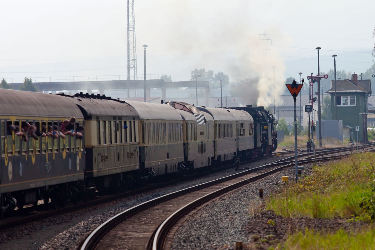 Warten auf die Weiterfahrt. Zwischen Eisenach und Meiningen, Nostalgiezug gezogen von 41 1144-9 und 44 1486-8
am 06.09.2014