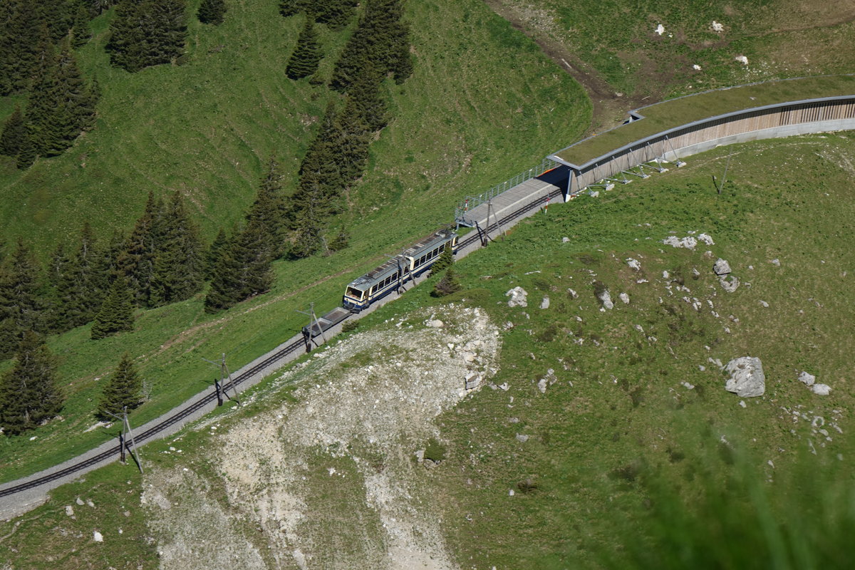 Was aussieht wie auf einer Modelleisenbahn ist der Beh 4/8 301 als Regionalzug 3359 auf der Fahrt hinauf zum Rochers-de-Naye, fotografiert vom Gipfel.
(28.06.2016)