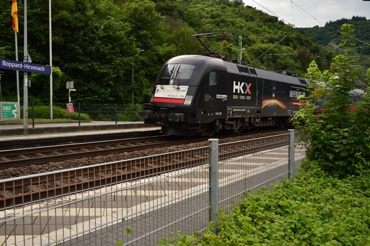 Was lugt da hinterm Busch hervor?
Genau es ist die MRCE 182 537 mit HKX nach Frankfurt Main in Hirzenach. 8.7.2016