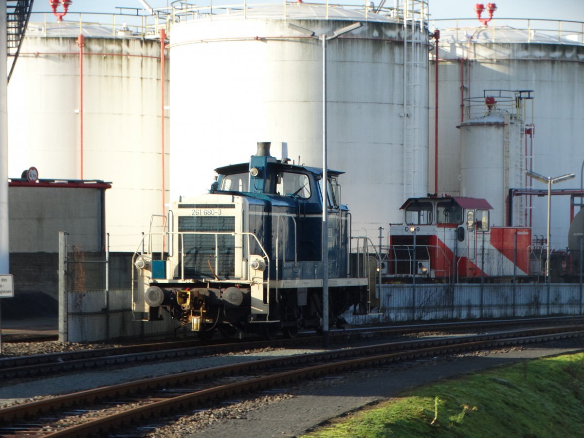 Was steht den da in Hanauer Hafen am 28.12.15. Von einen Gehweg aus konnte ich die 261 680-3 ablichten im Hanau Hafen 