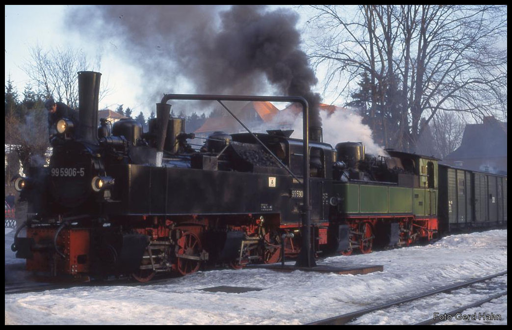 Wasser fassen im Harzer Schmalspurbahnhof Drei Annen Hohne: Am 9.2.1997 wird hier gerade 995906 betankt, bevor die Fahrt wenig später zusammen mit der Traditionslok 11 der HSB weiter zum Brocken geht.