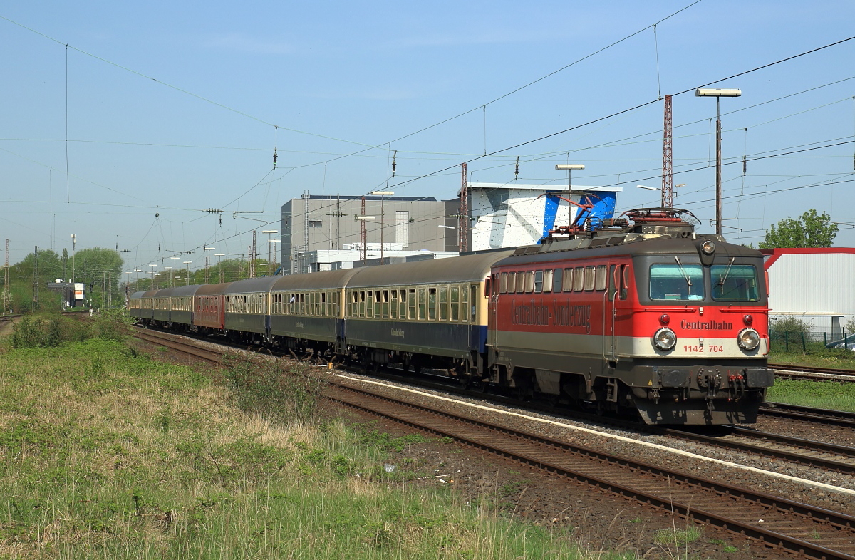 Wegen Bauarbeiten an der Hauptstrecke Düsseldorf und Köln werden die Fernzüge zwischen Düsseldorf-Eller und Köln-Mülheim derzeit über die sonst nur von Güterzügen befahrene Verbindung von Mülheim-Speldorf nach Troisdorf umgeleitet. Auch der  Hetzerather  macht da keine Ausnahme, hier rollt er mit der Centralbahn-1142 704 am 20.04.2018 durch Hilden.