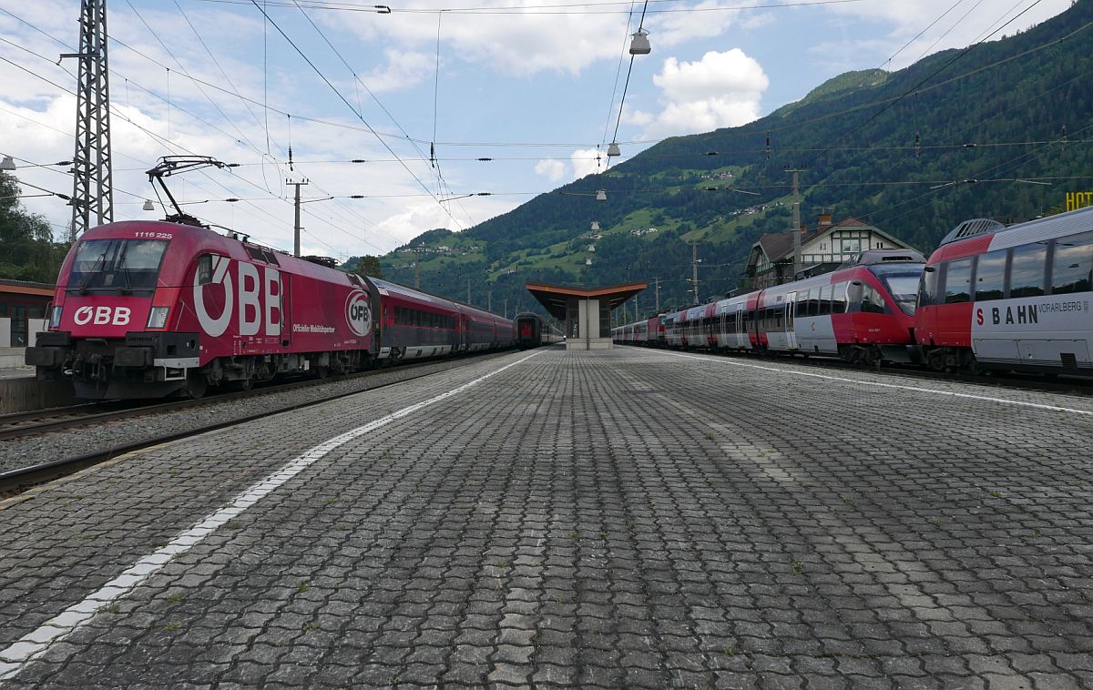 Wegen Bauarbeiten war die Arlbergbahn zwischen Ötztal Bahnhof und Bludenz gesperrt. Aus diesem Grund endete/begann für Züge aus/in Richtung Innsbruck die Fahrt im Bahnhof Ötztal. Am 18.08.2018 steht 1116 225 mit dem RJ 765, Ötztal - Flughafen Wien zur Abfahrt bereit während auf der anderen Seite mehrere Züge abgestellt sind.
